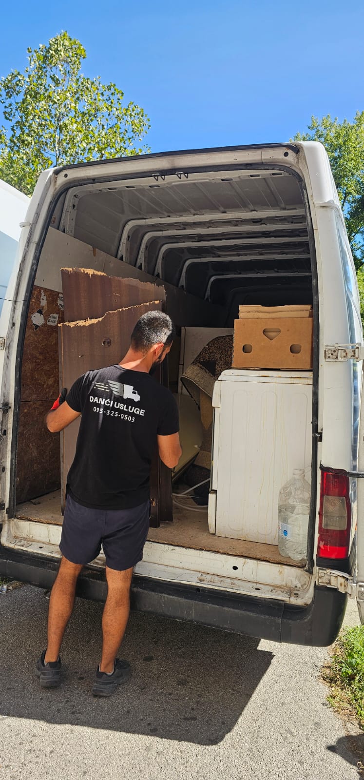 Slika punjenja kombija