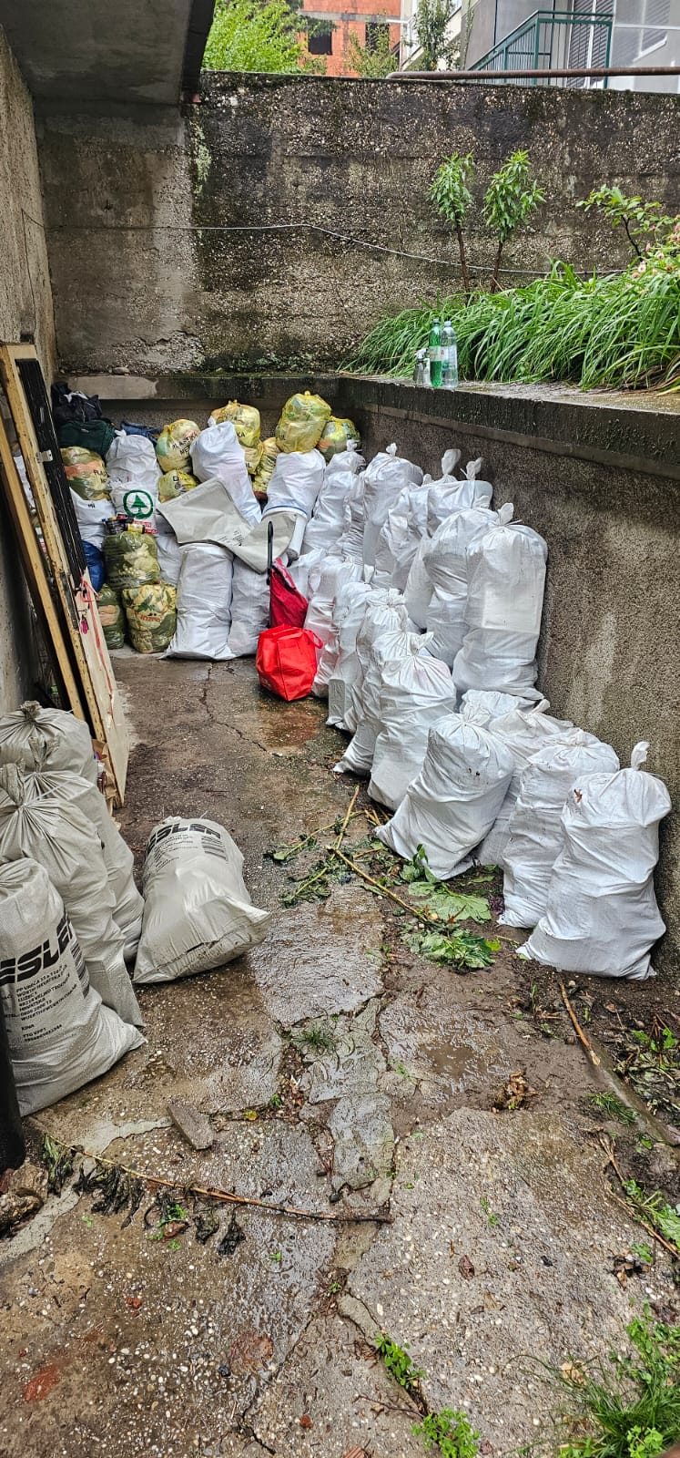 Slika upakovanog otpada nakon ciscenja dvorista