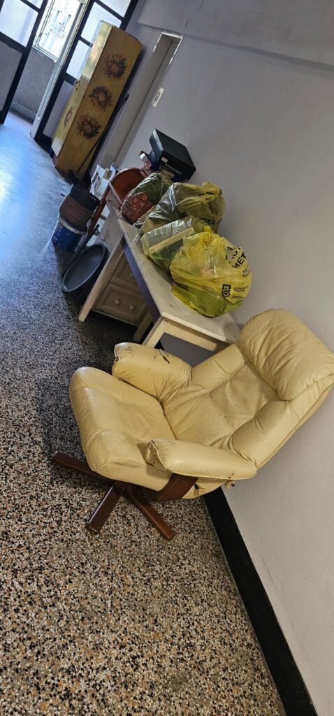 Slika stvari ispred stana