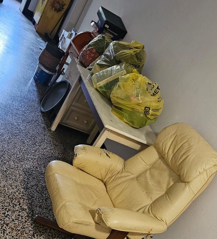 Slika stvari ispred stana