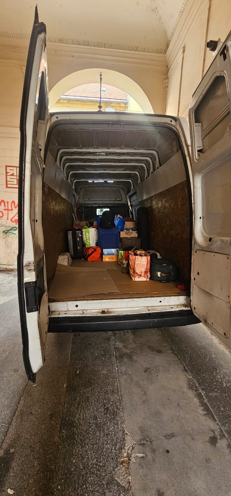 Punjenje kombija za selidbu