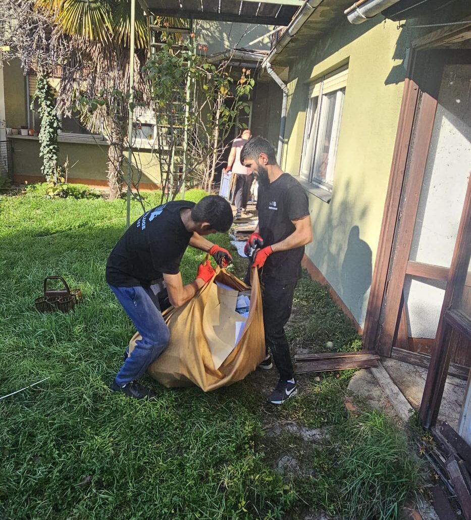 Slika prilikom iznosenja otpada od strane naseg tima