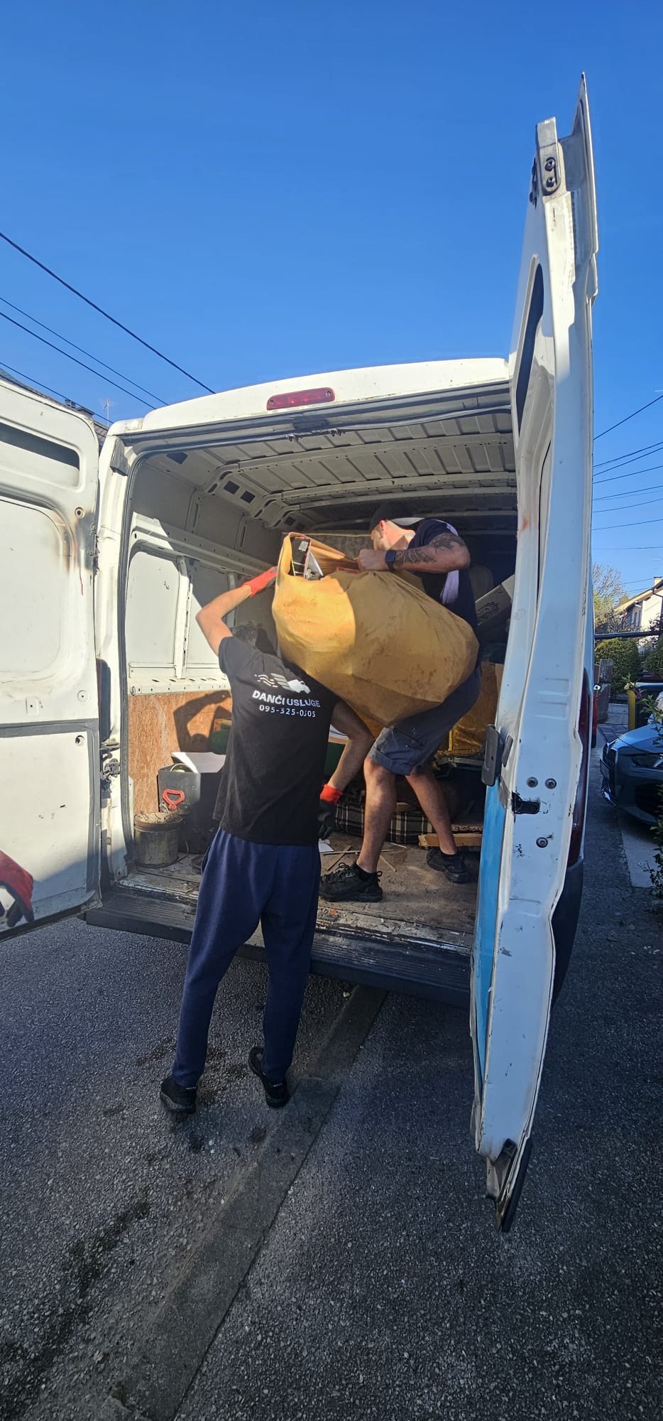 unosenje smeca u kombi