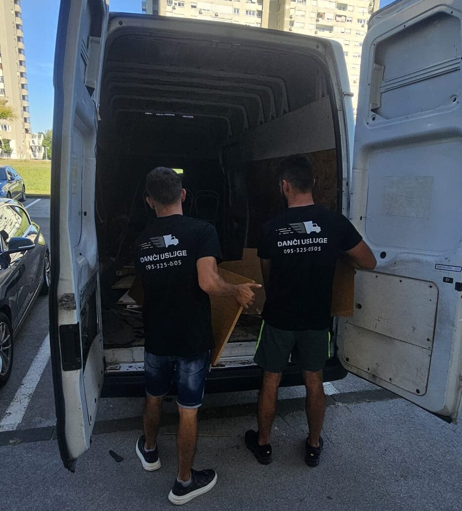 Slika rucnog unosenja kombija od strane naseg tima