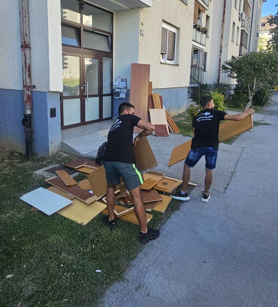 Slika tokom ciscenja otpada ispred zgrade