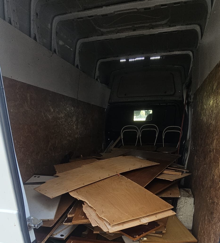 Slika kombija sa otpadom utovarenim