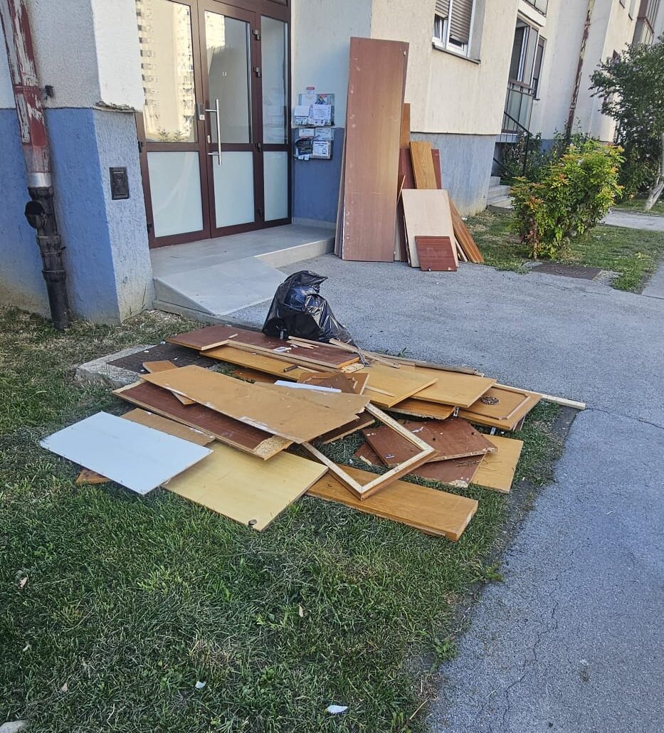 Slika prije ciscenja otpada ispred zgrade