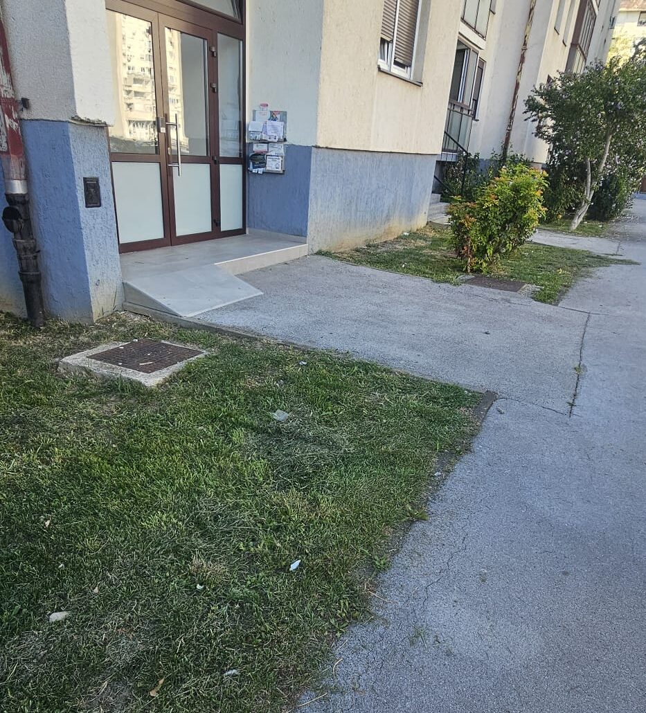 Slika nakon ciscenja otpada ispred zgrade