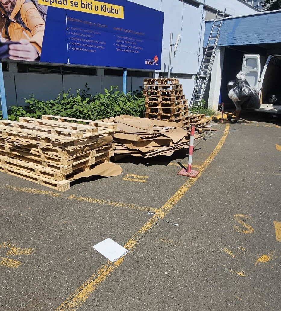 Krupni otpad na parkingu